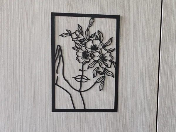 Silhouette de femme aux fleurs