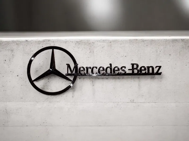 Mercedes Benz mit Schriftzug