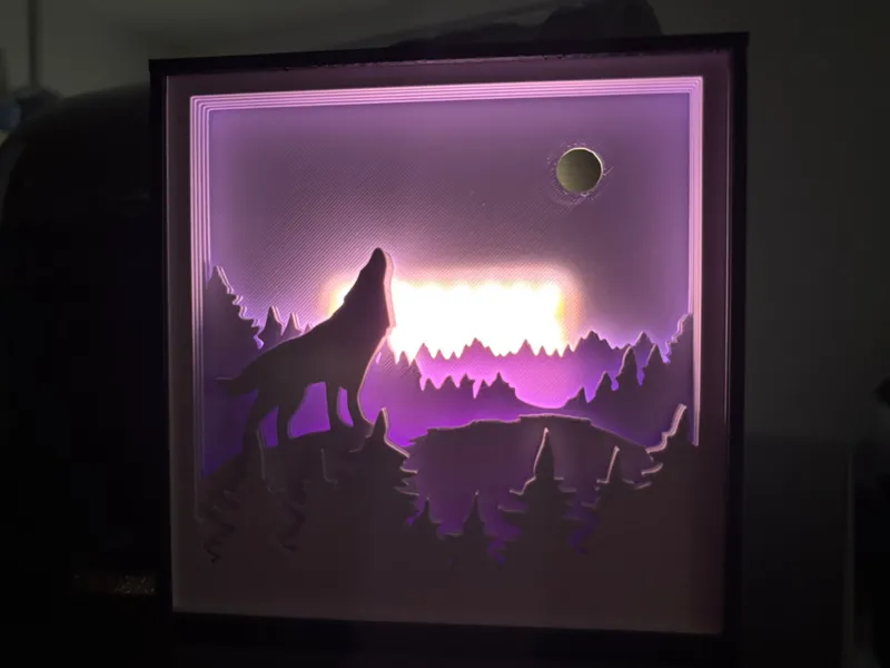 Schattenbox mit heulendem Wolf im Mondlicht