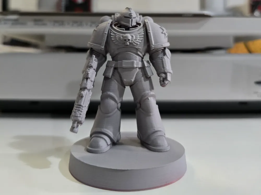 Soporte: miniatura space marine. Referencia del modelo original.