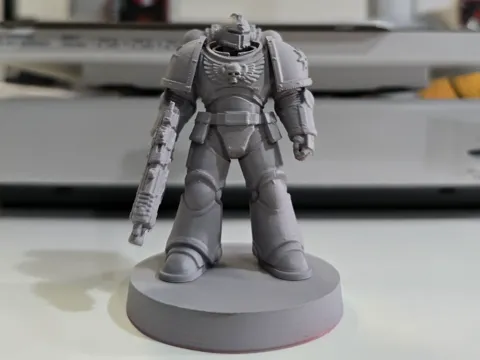 Soporte: miniatura space marine — referencia de MakerWorld