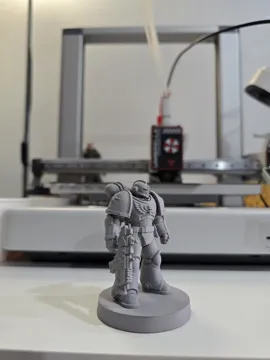 Soporte: miniatura space marine — vista de referencia 3