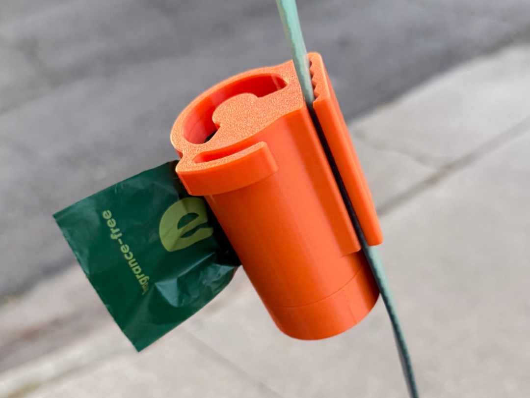 Dog poop bag holder for flat leashes - 1