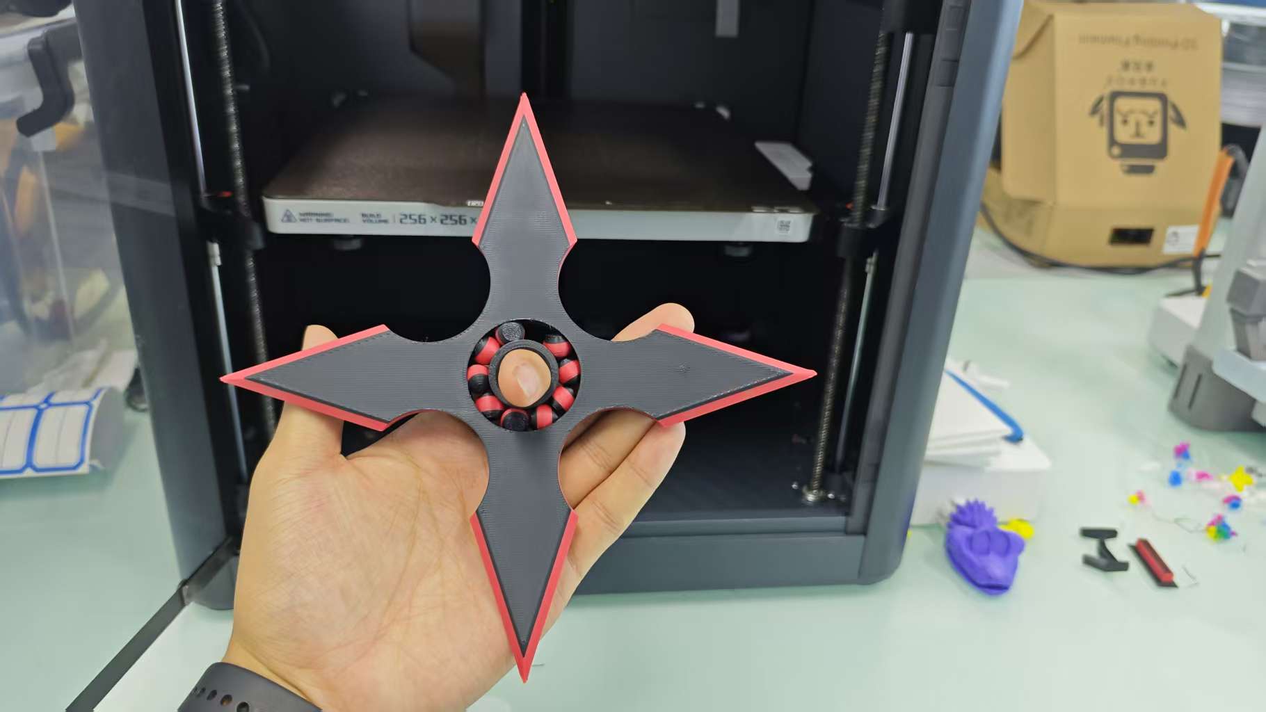 Miniatura 1 do modelo 3D 赛博手里剑四尖刀轴承旋转飞镖（可以拆快递拆快递）玩具