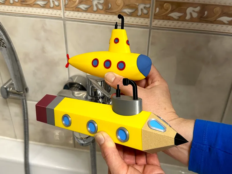 Submarine toy for bathtub