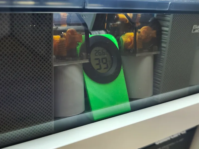 Hygrometer holder for AMS with a large tilt angle.