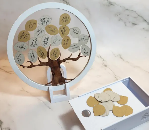 Arbre à messages de mariage avec feuilles