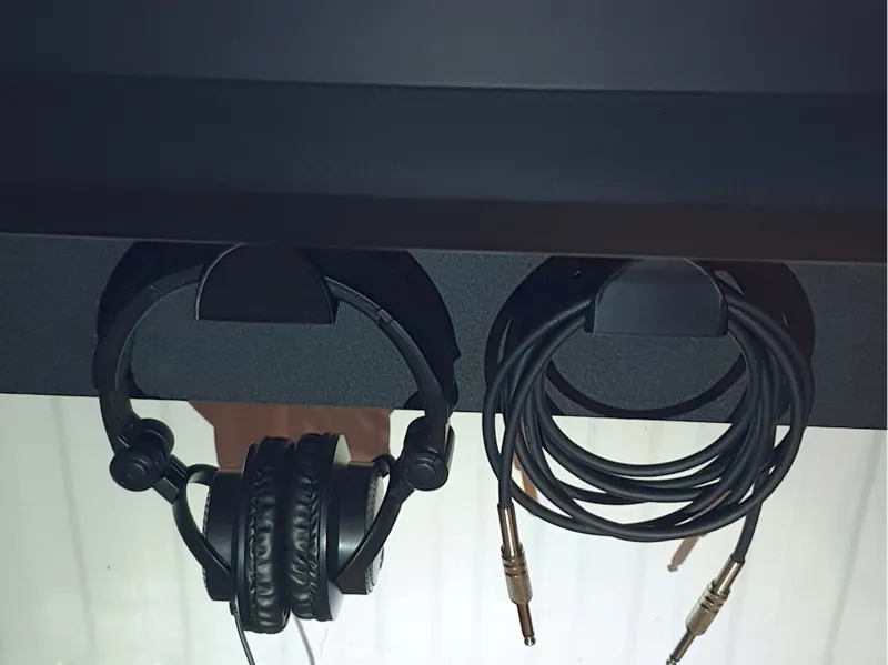 Roland FP-30 Piano Headset/Cables holder