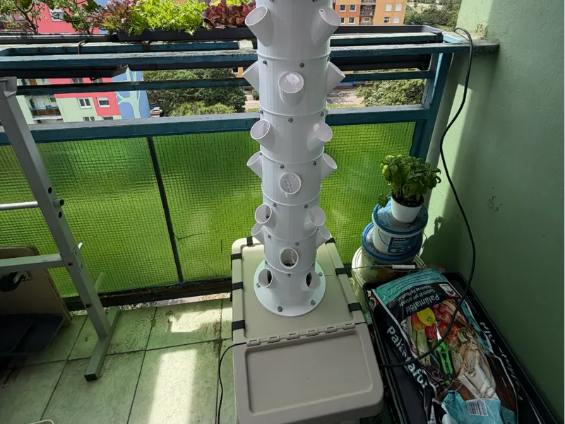 Hydroponic tower planter