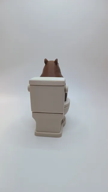 Tapa o cubierta: Capybara auf Toilette mit entspannter Sitzpose — vista de referencia 5