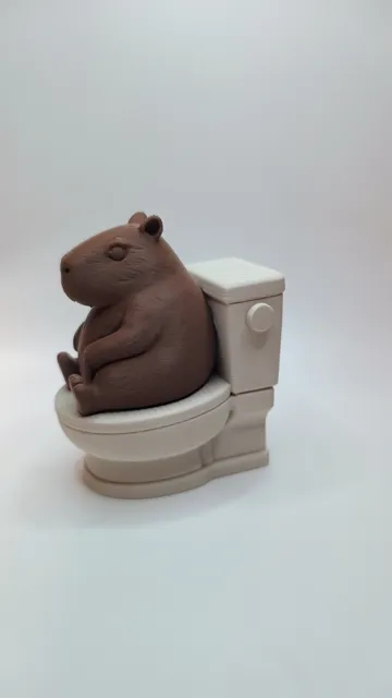 Tapa o cubierta: Capybara auf Toilette mit entspannter Sitzpose — vista de referencia 4