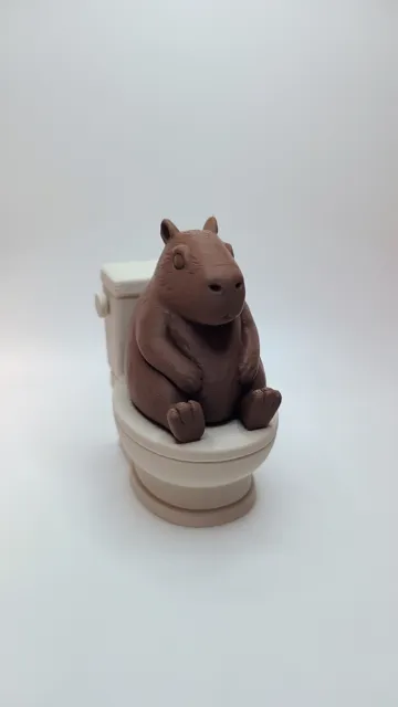 Tapa o cubierta: Capybara auf Toilette mit entspannter Sitzpose — vista de referencia 3