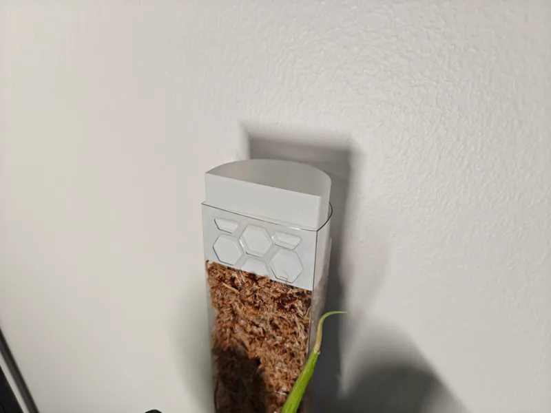 Moss pole dripper