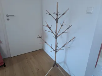 Minimalistischer Weihnachtsbaum aus Rundhölzern