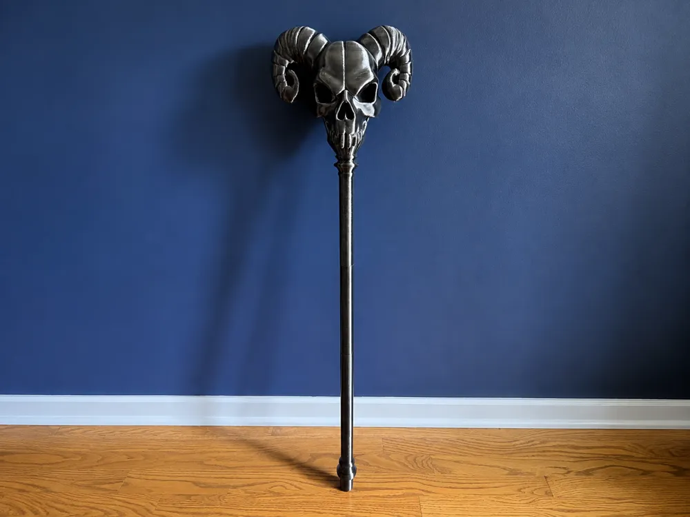 Adorno temático: Skeleton Skull Staff | Halloween LARP Cosplay Prop. Referencia del modelo original.