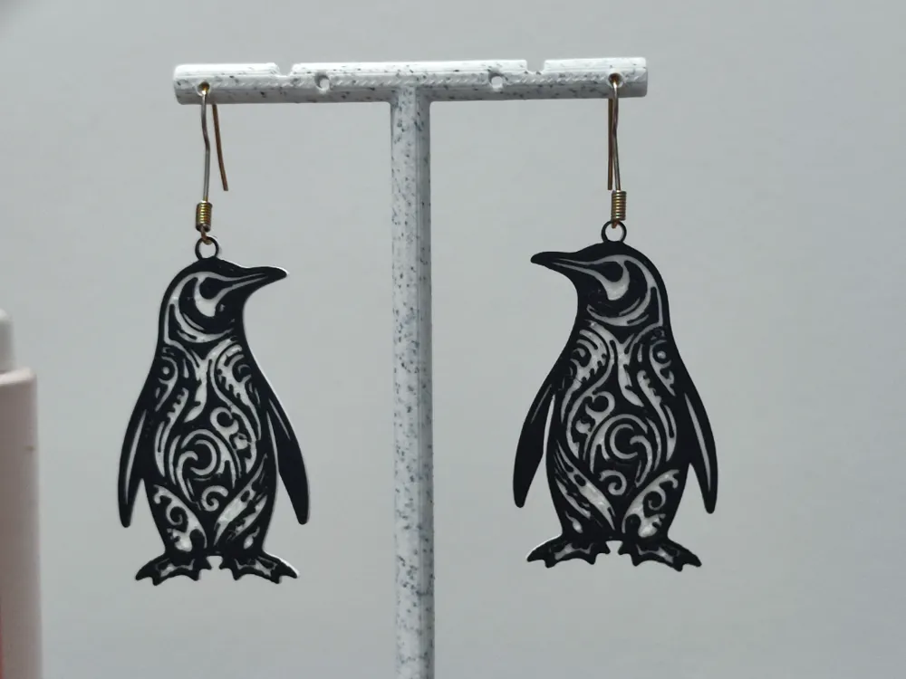 Pendientes: Aretes Pingüino Tribal. Referencia del modelo original.