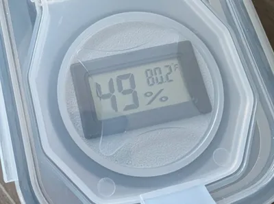 Filament dry storage mount for square hygrometer