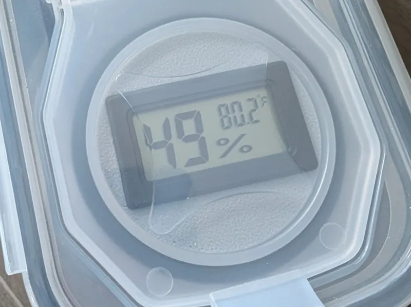 Filament dry storage mount for square hygrometer