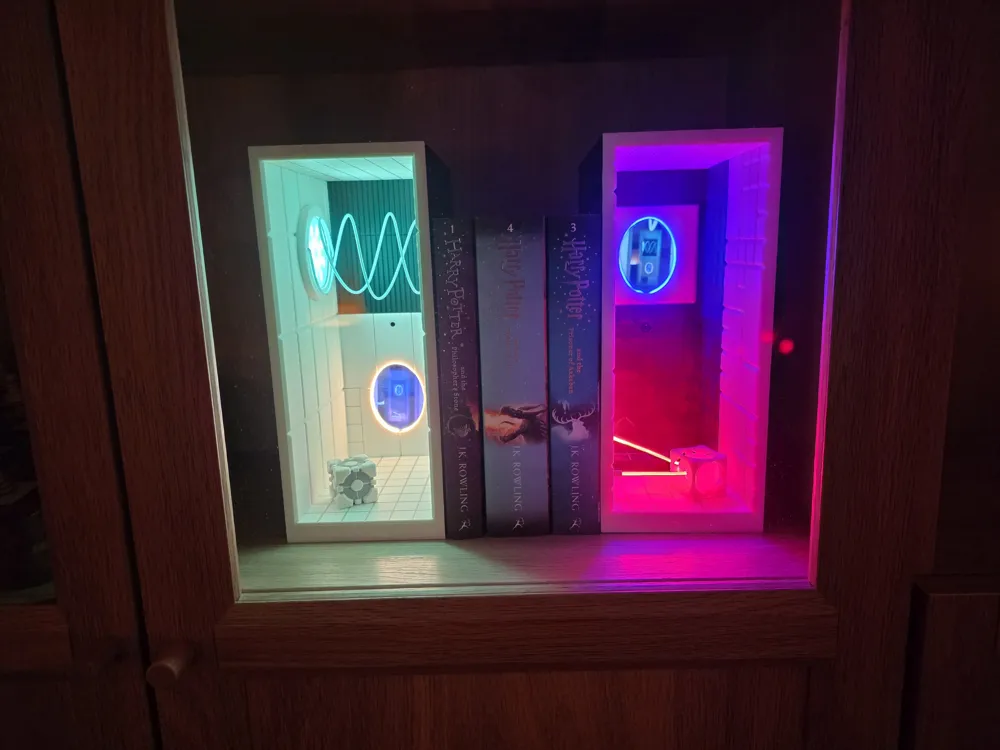 Portal Bücherregal-Nische mit funktionierenden Portalen – Kostenloses ...