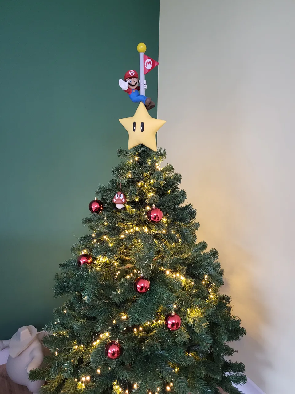 Mario end-level flagpole christmas tree topper view 4