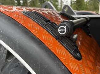 plastplugg för skärmstag med volvo logo 
