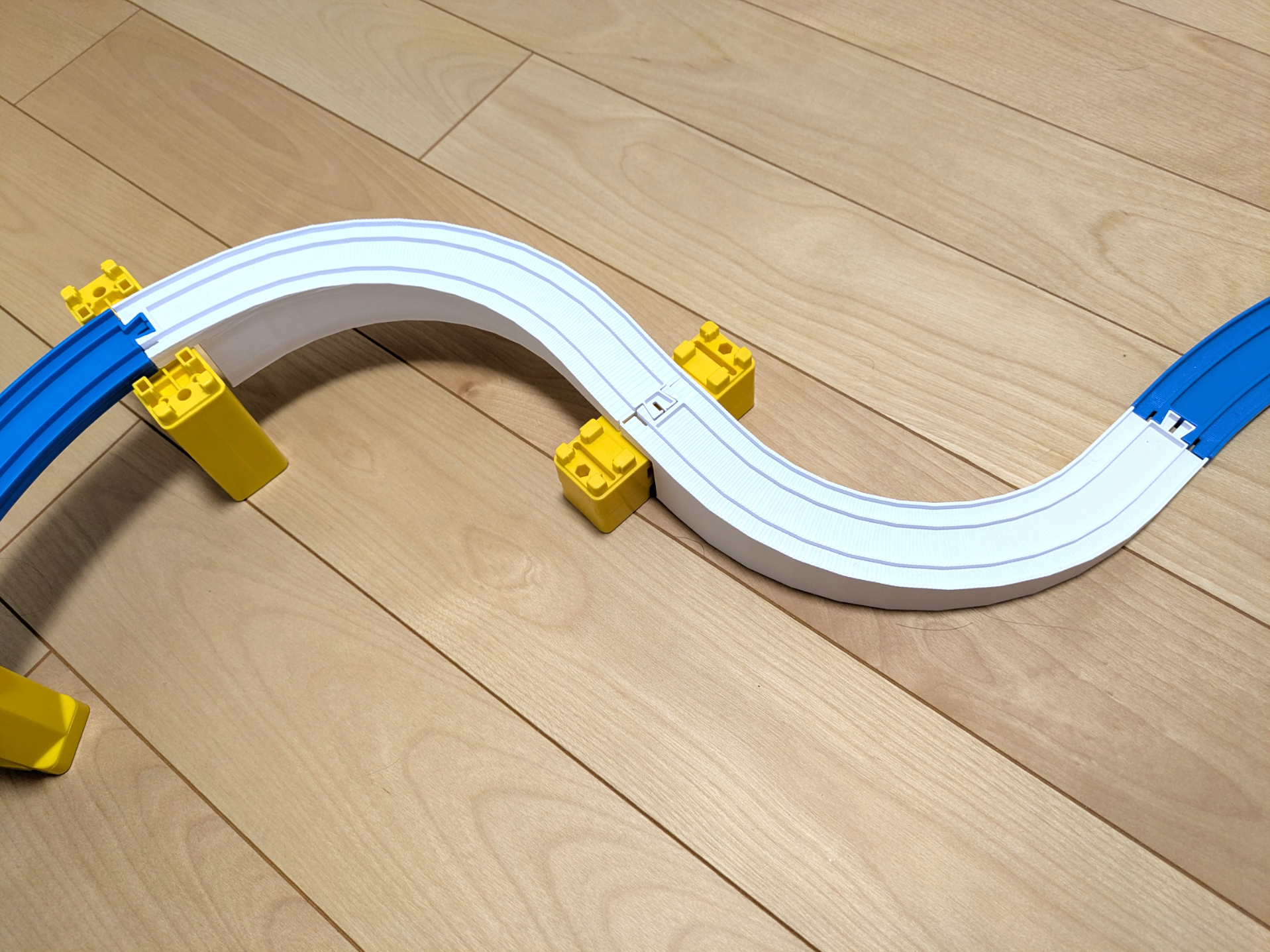プラレールのカーブしている坂道（登ることが可能）