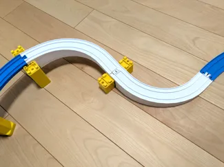 プラレールのカーブしている坂道(登ることが可能)