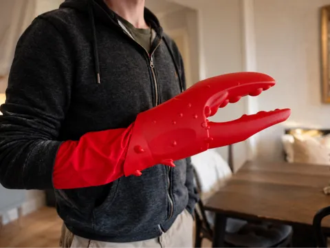 Modelo para impresión 3D: Crayfish / Lobster Claw Glove — referencia de MakerWorld