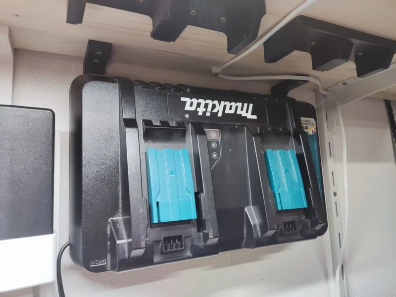 Makita Doppelladegerät Deckenhalterung