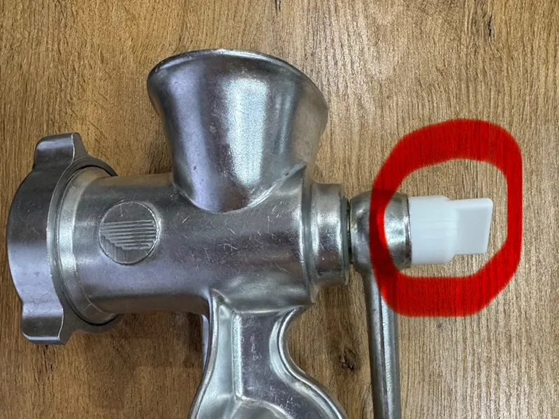 Screw on the handle of the meat grinder