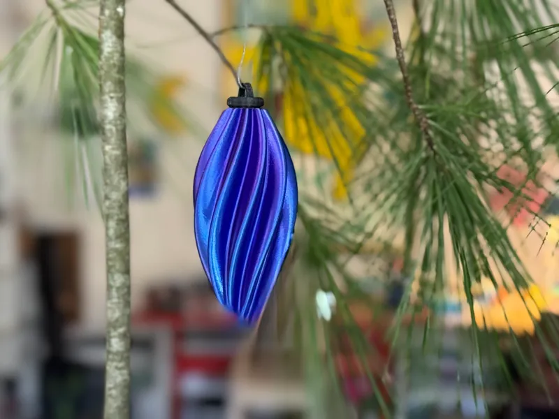 Christmas twisted vase ornament 3
