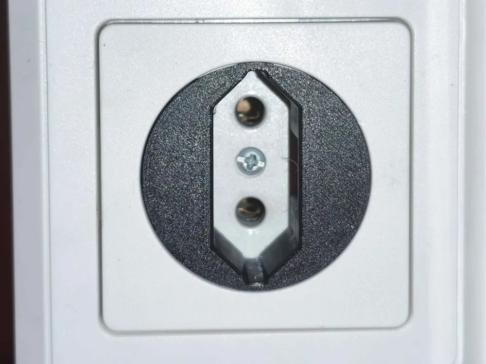 Adaptador: Adapter für Schuko-Steckdosen inklusiv Staubschutz. Referencia del modelo original.