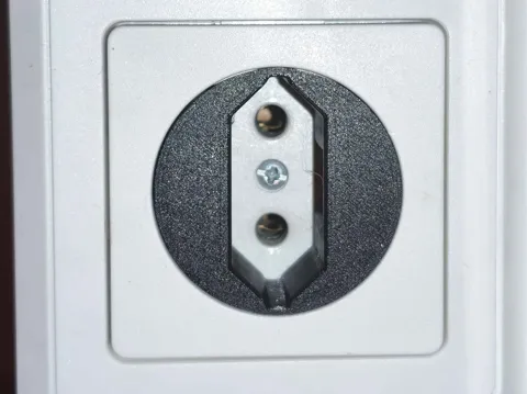 Adaptador: Adapter für Schuko-Steckdosen inklusiv Staubschutz — referencia de MakerWorld