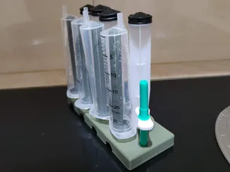 Syringe drying rack with plunger holder
