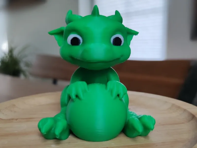 Süßer Baby Drache mit Ei