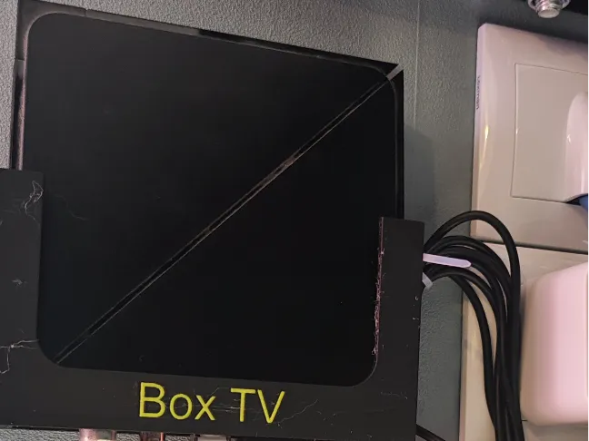 Support mural pour box TV orange