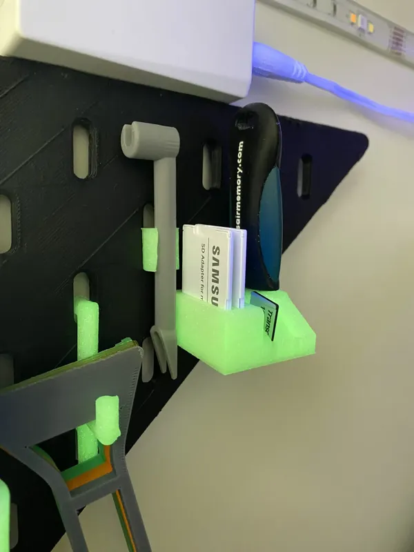 Support fin Skådis pour cartes SD et clés USB