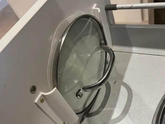 Saucepan lid holder for drawer