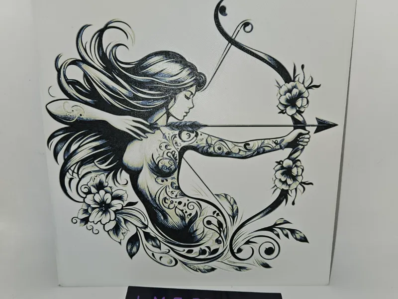 FEMME AVEC UN ARC