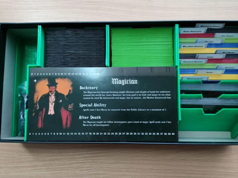 Cthulhu a deck building game insert