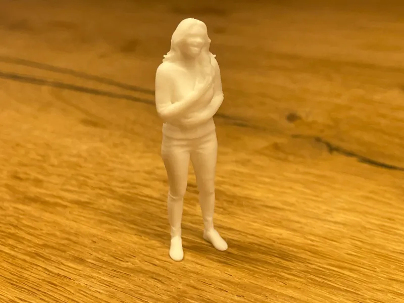 Kleine lachende Frau