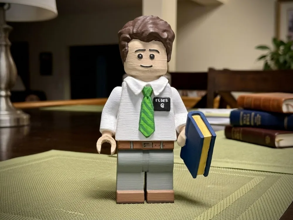 Figura decorativa: Elder Brick LDS Missionary Mini Figure. Referencia del modelo original.