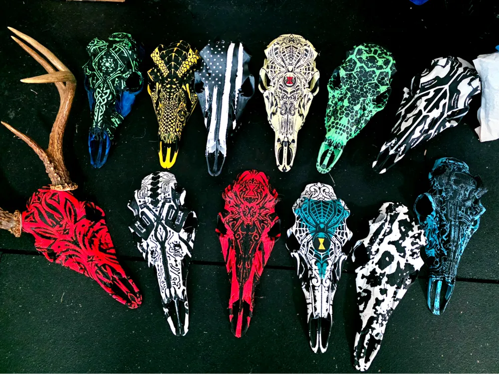 Adorno temático: Graphic Multicolor Deer Antler Mount Skulls. Referencia del modelo original.