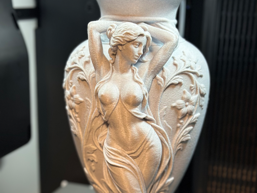 Grazia – Vase mit Frauenrelief by Orteip83 - 1