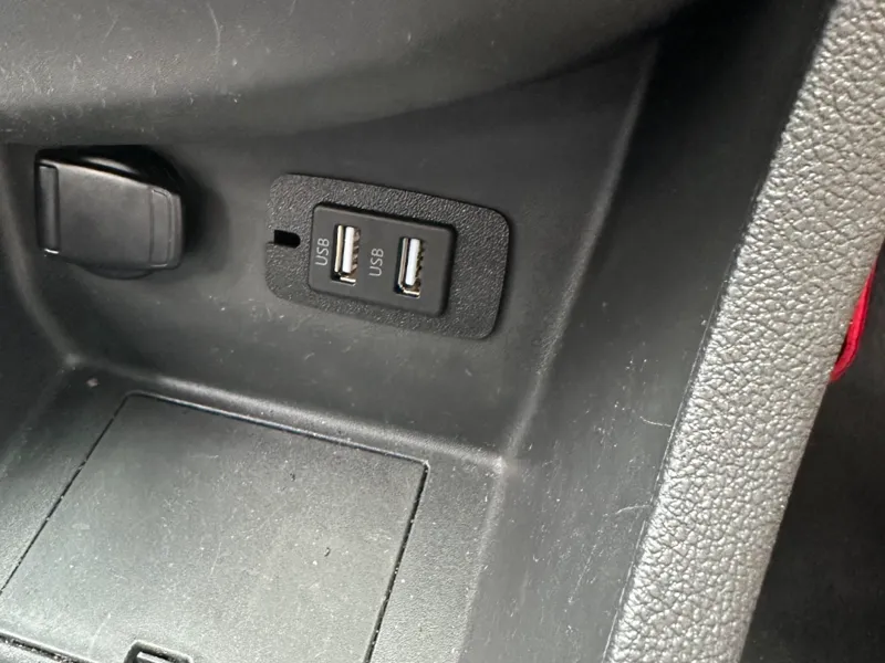 Renault Capture USB passthrough / cover