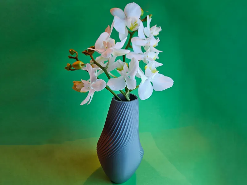 Modern Twist Vase — Minimal Sculptural Decor