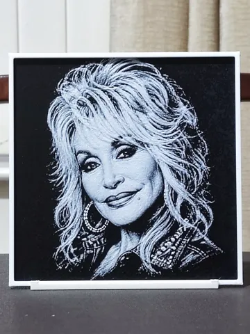 Cuadro decorativo en 3D: Dolly Parton (1946-2026) - 2 Color HueForge — vista de referencia 2