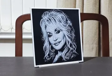 Cuadro decorativo en 3D: Dolly Parton (1946-2026) - 2 Color HueForge — vista de referencia 5