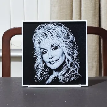 Cuadro decorativo en 3D: Dolly Parton (1946-2026) - 2 Color HueForge — vista de referencia 4