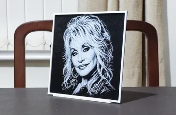 Cuadro decorativo en 3D: Dolly Parton (1946-2026) - 2 Color HueForge — vista de referencia 3